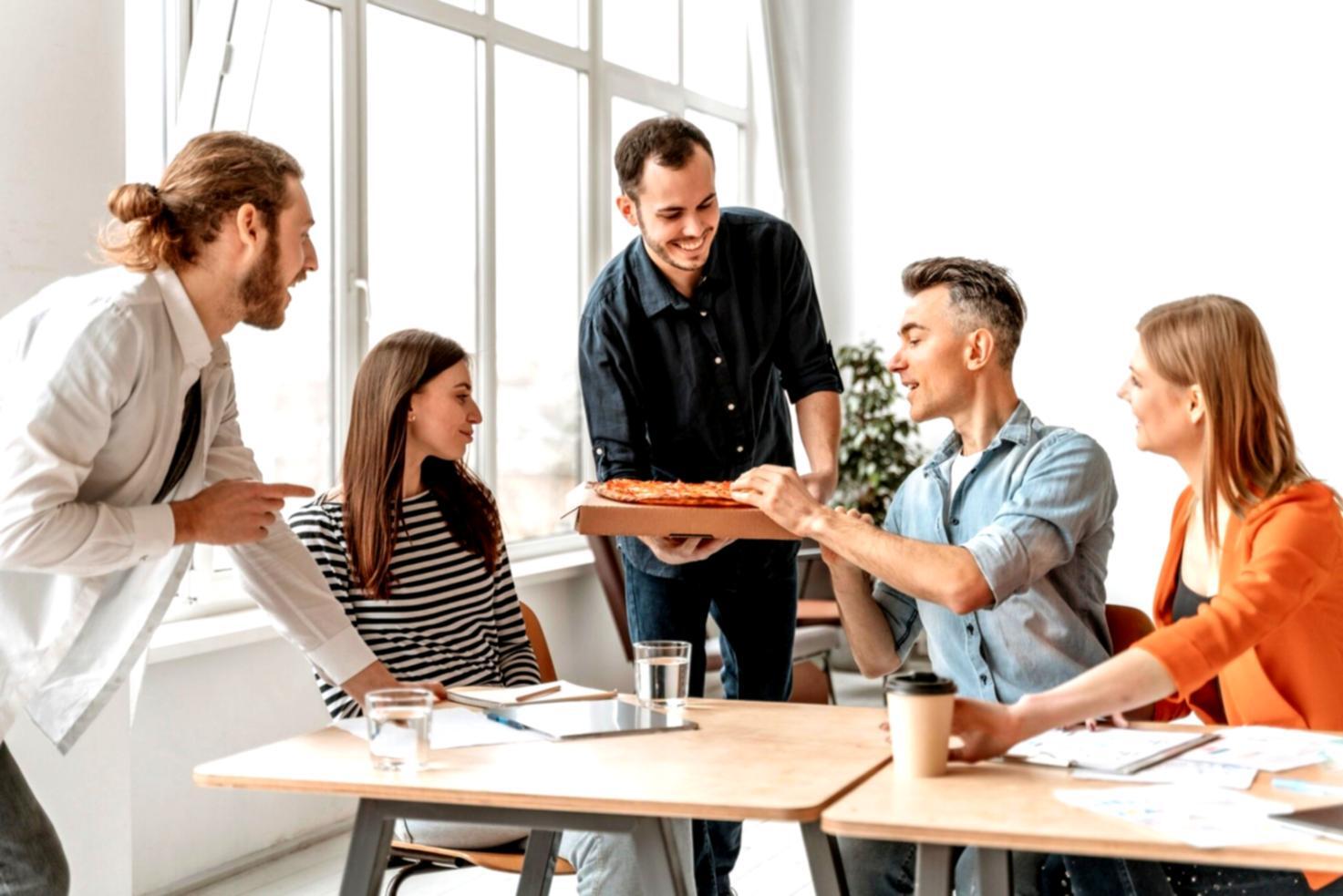 Teamschulung in modernem Konferenzraum mit interaktiven Präsentationen
