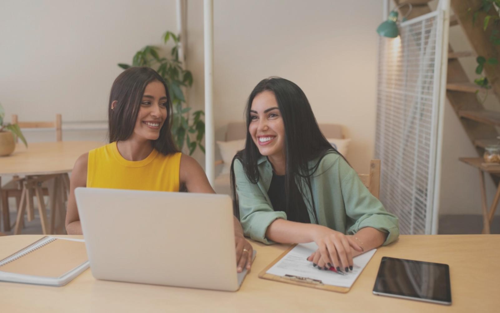 Professionelle Finanzberatung in modernem Büroumfeld